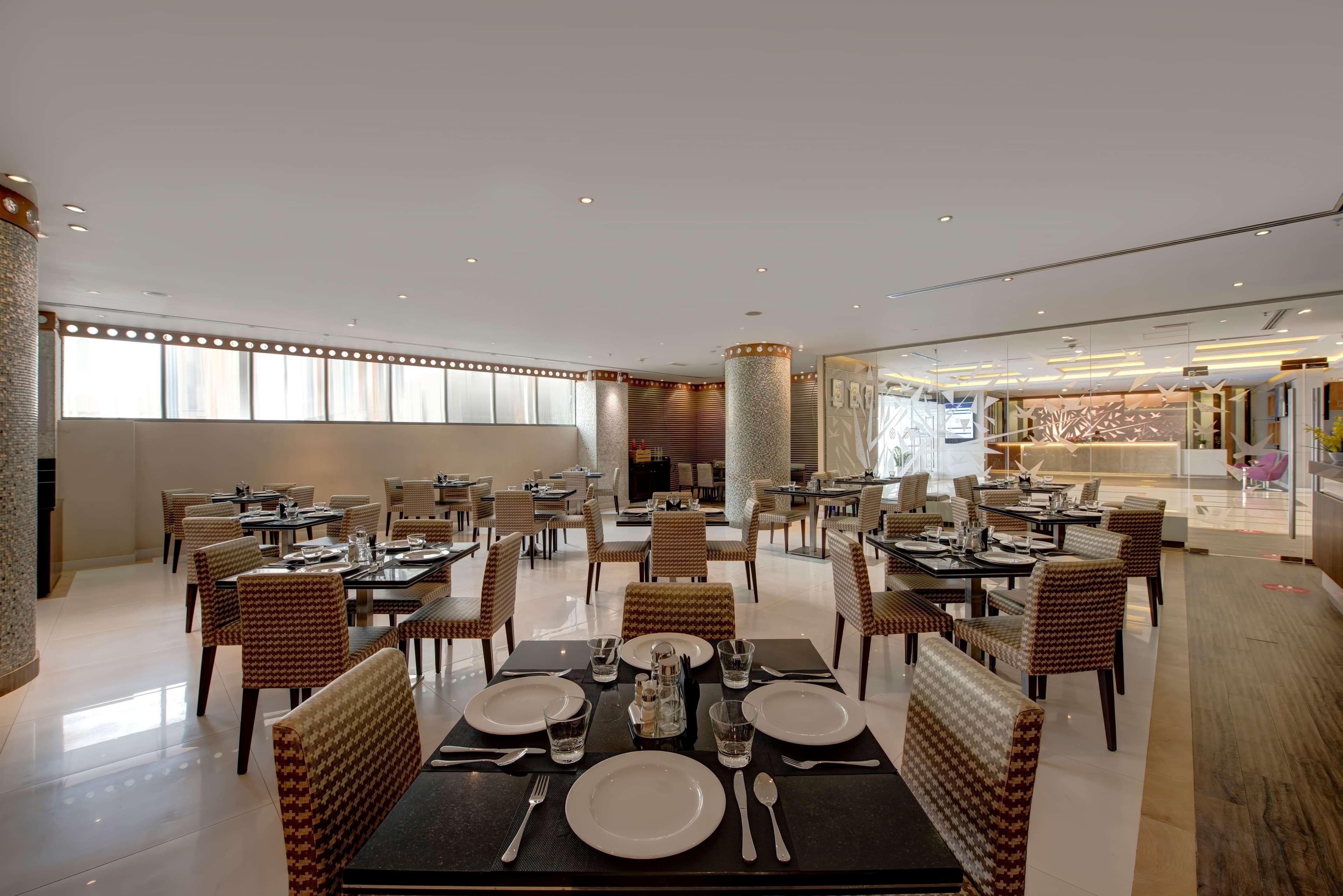 Howard Johnson Plaza By Wyndham Dubai Deira Restaurant photo